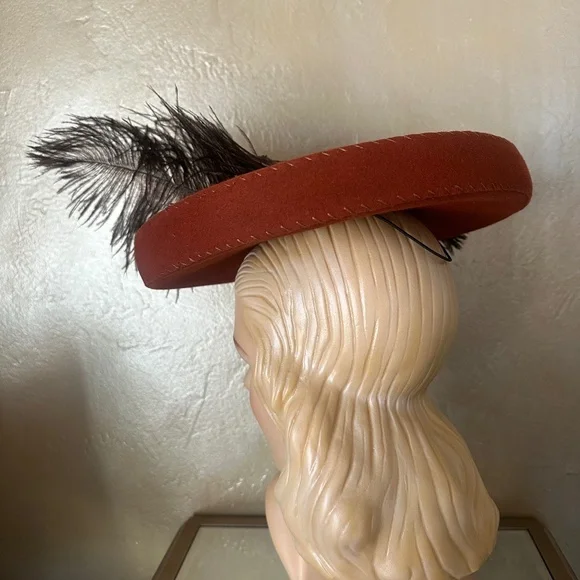 RAVISHING 1940s' CINNAMON COLOR TILT FELT HAT WITH LARGE BROWN FEATHERS + JEWEL